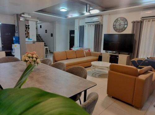 Eli's Villa Cozy and Spacious Uphill Home
