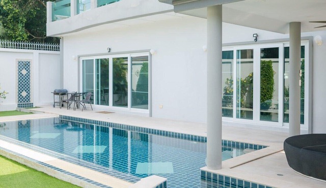 Expansive 4BR Villa Full Kitchen & Jacuzzi