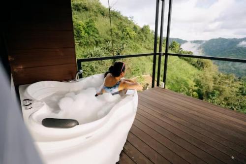 Grey Rock Mountain Cabin w/Jacuzzi