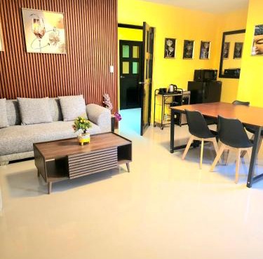 Jenessa's Executive Suite 90 sqm near Lanuza Surf Bay