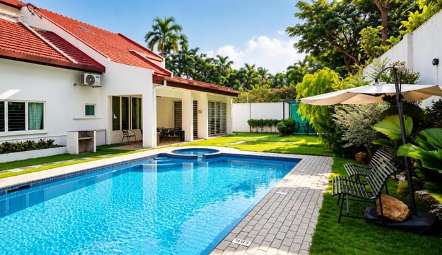 Luxurious Bungalow With Private Pool In The City