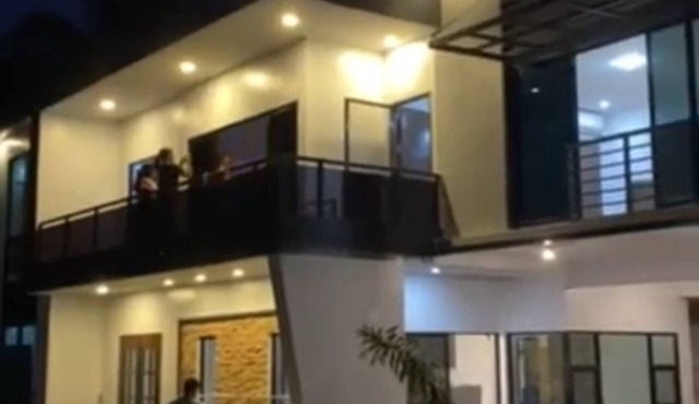 Luxury 4-bedroom house with WiFi, AC ,pool, KARAOKE, in Camotes Island Cebu.