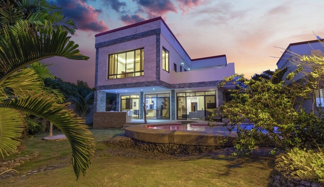 Luxury Charming 3-Bedroom Villa 300m2, directly on the Sea, Panglao,Bohol