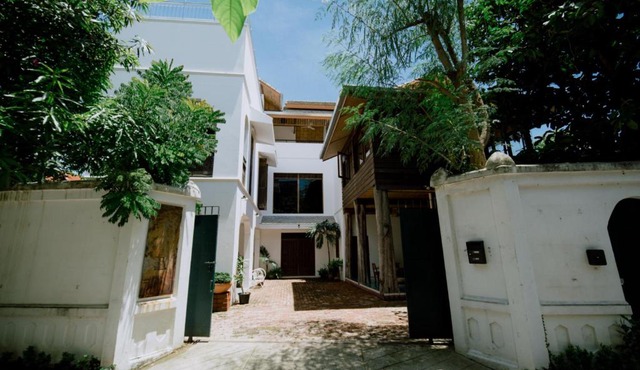 Mammoth Art Studio Pool villa in old city