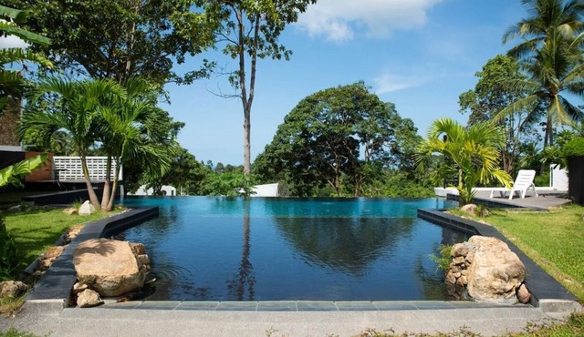 Modern 2-bedroom apartment with stunning sea views, pool, and bar