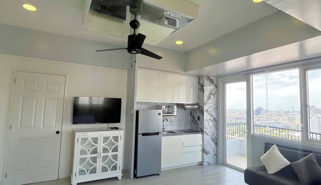 Modern apartment with AC, WiFi, fitness room, ideal for remote work.