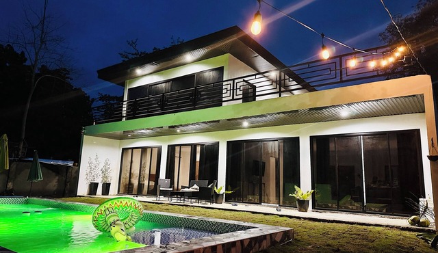 Modern beachside oasis w/pool 2bed 2bath villa with AC, WiFi in Manukan.