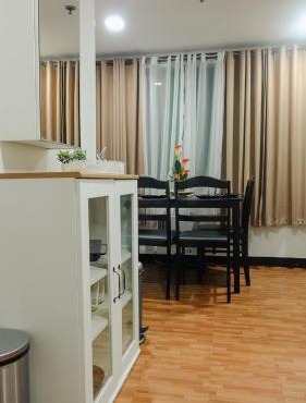 Modern Condo for Group, with Kitchen, Wi-Fi & Netflix, Near MRT Boni
