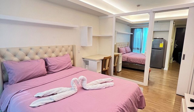 Modern deluxe studio unit Abreeza Place, with WiFi/Netflix in Davao City