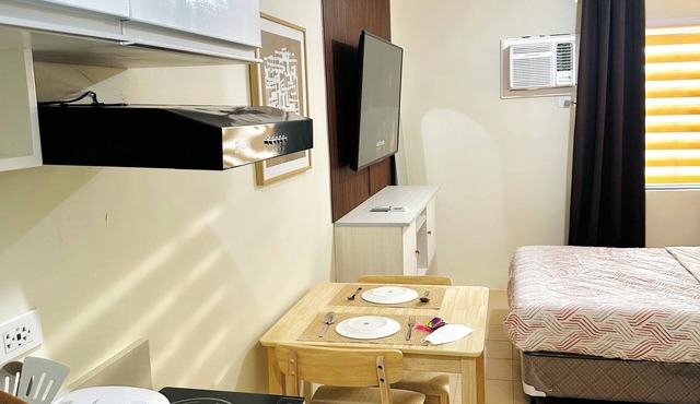 Modest Condo Getaway, Sea & City Access