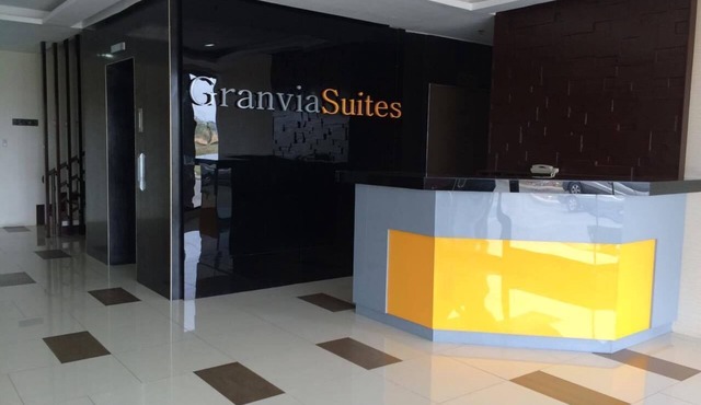 Near SM City, Homey with fast WIFI & SMART TV!