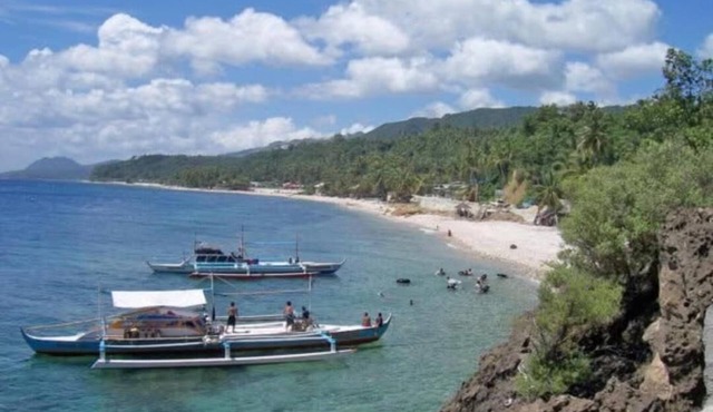 Ocean Front 3-Bedroom House with Kitchen and Living Room, Jagna, Bohol