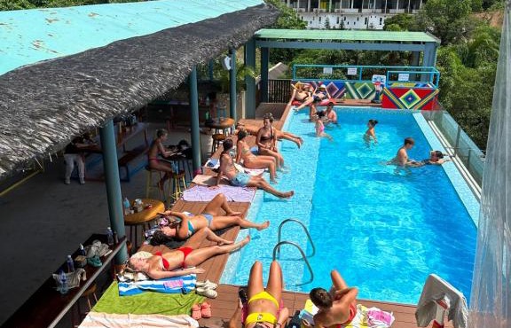 Outpost Hostel - Coron