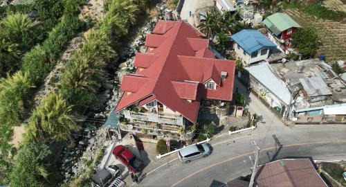 Pinecone Lodge & Restaurant