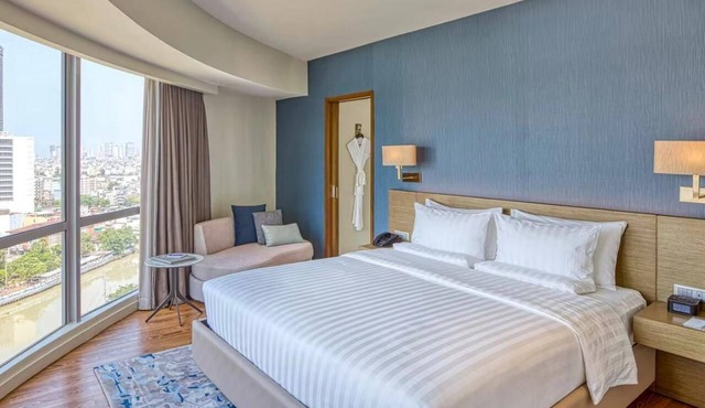 Premier Suite Novotel Acqua w/Bathtub City View