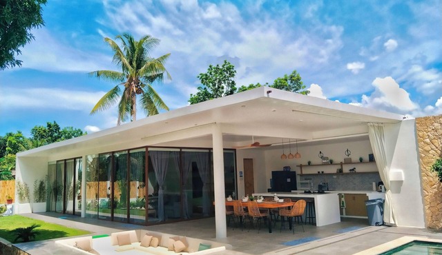 Private Villa in Moalboal with Pool, Jacuzzi, BBQ & Gym