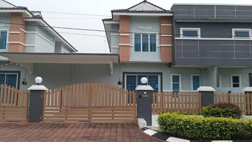 Pusing Classic Semi D House