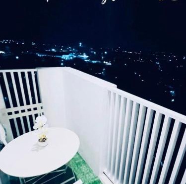 Reflective Woodscape- 1 Bedroom with Balcony