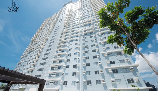 Relax & unwind in this 1 BR/1 Bath Condo walking distance from Ayala Mall
