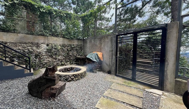 Relax with cool breeze of pine trees, mountain view and outdoor fire pit