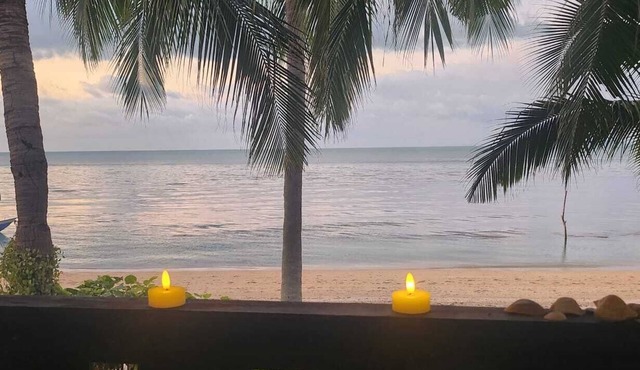 Right on the beach, typical wooden bungalow with romantic furnishings.