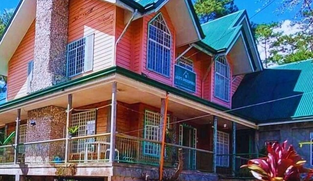 ROOMS AT AN AMERICAN-STYLE CABIN