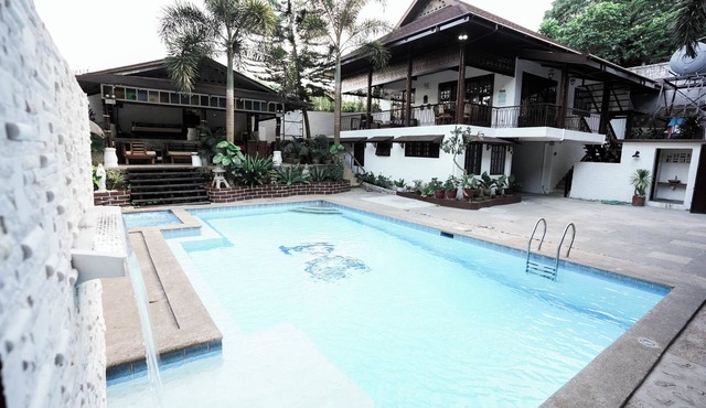 Rustic getaway near Tagaytay City with Pool