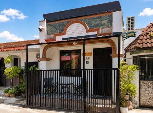 Santa Cosy villa private unit A - 2BR Apt Fast Wi-Fi, Netflix included hot showers