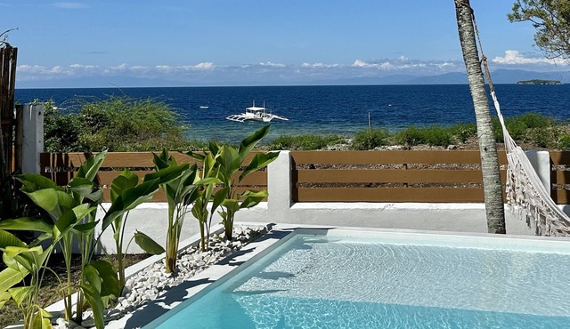 Seaview Villa w/breakfast. Convenient location. Private dipping pool.