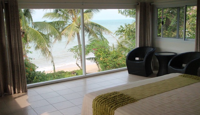 Shambala -Fabulous 3-bedroom beachfront villa with AC in beautiful Bang Por