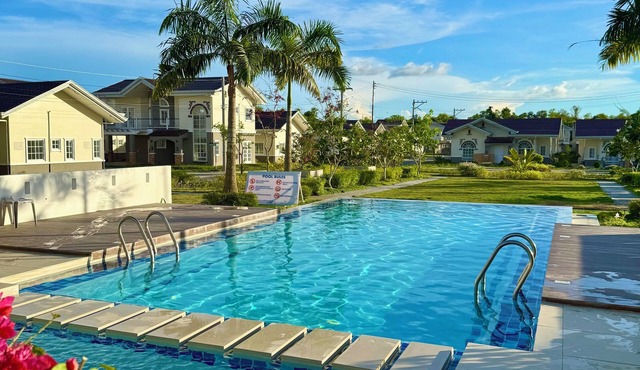 Spacious 3-bedroom bungalow with AC, WiFi and pool access in a fenced community.