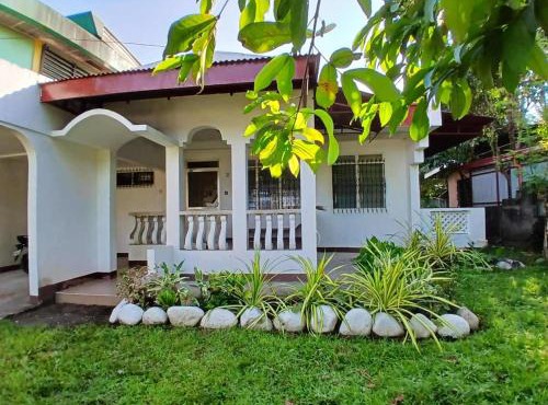Spacious Bungalow Central to Downtown Medina