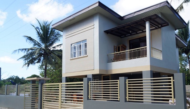 Spacious, convenient, secure, modern 2 story house, 5 minutes to center