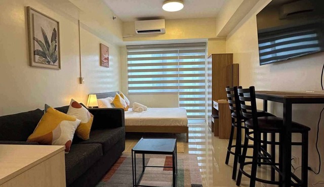 Stay, work and play in this cozy 1-bedroom condo in Makati Central Biz District
