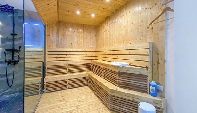 Studio w/Bathtub & Sauna Bench 2hrs