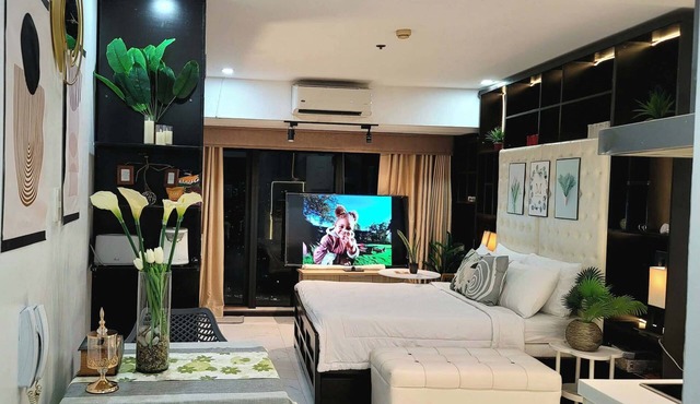 STUNNING STUDIO WITH AWESOME BALCONY & 65" TV &KARAOKE