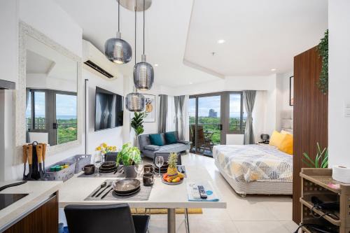 Stylish Studio at Tambuli Residences Ocean View by Dominik Studio Apartment with Pool Access & Balcony in Mactan