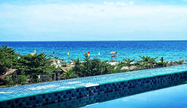 The Palms Resort & Bar