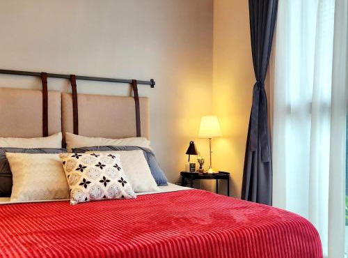 Uptown 7U Suites Steps Away from Major Malls with Parking and Washer for Family, Long Stay and WFH