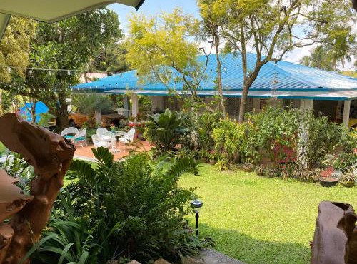 Vacation Garden Home with central aircon, Netflix, billiards, table tennis and karaoke
