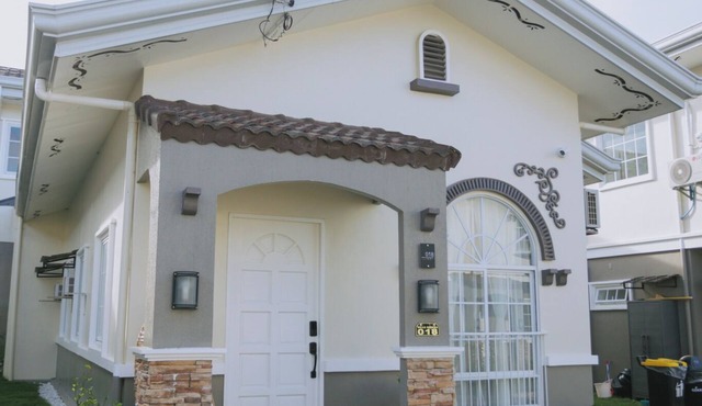 Villa Serena - Cozy 3-bedroom home complete full kitchen and communal pool