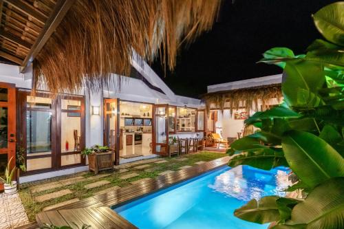 Villa Worth, Bali-Inspired Villa with Private Pool, Sleeps 12