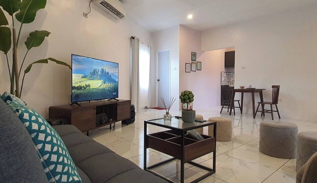 Whole house with Easy Access to the Beach, City, Hiking, and Diving Spots