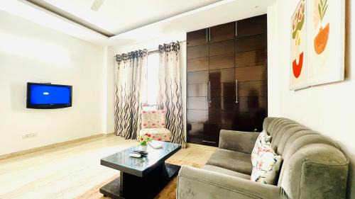 BluO 1BHK Defence Colony Mkt - Balcony, Parking