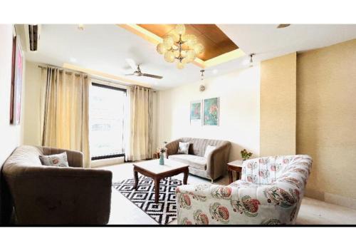 BluO 3BHK - Defence Colony - Balcony, Lift