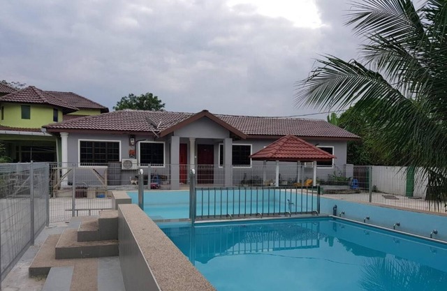 Mri Homestay Sg Buloh - 3 Br House on First Floor with Centralised Pool