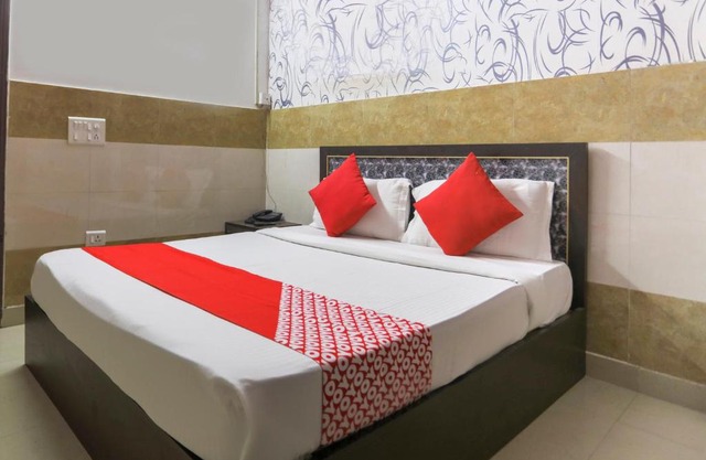 OYO 69003 Elite Hotel Dharma Inn