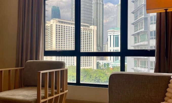 Kuala Lumpur City Centre Apartment | 1BR Suite KLCC View w/Btub, Nflx & Wtr Dispenser