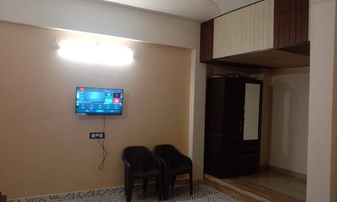 Raebareli Apartment | 218 m² Apartment ∙ 11 bedrooms ∙ 14 guests