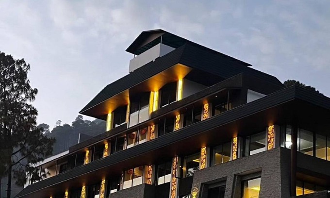 Lansdowne Hotel | 350 m² Hotel ∙ 2 guests